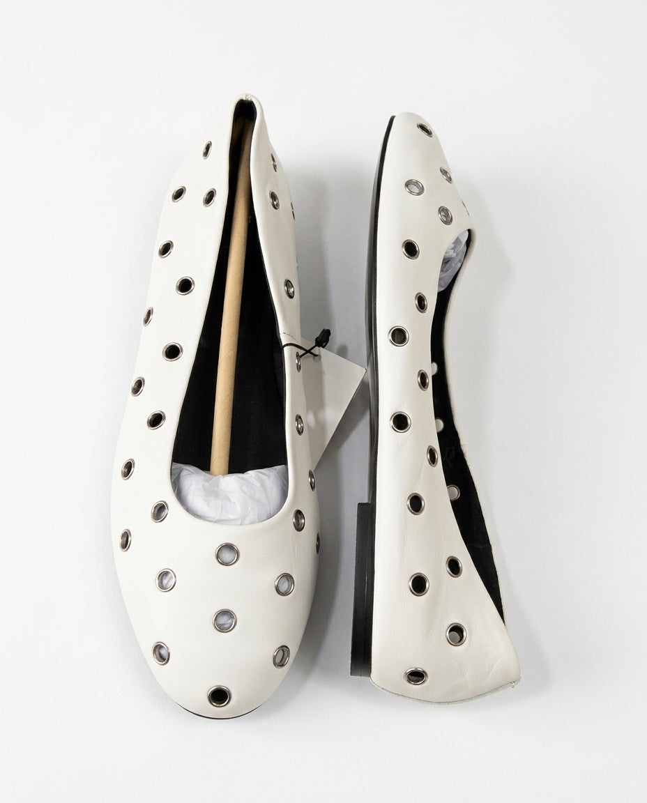 Ballerine blanche à œillets
