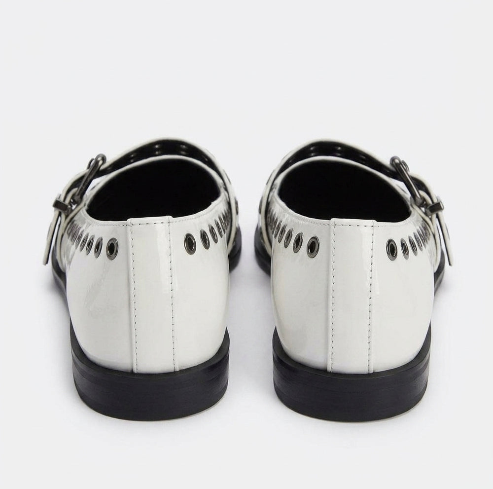 Chaussure pointue noire avec œillets argentés et boucle
