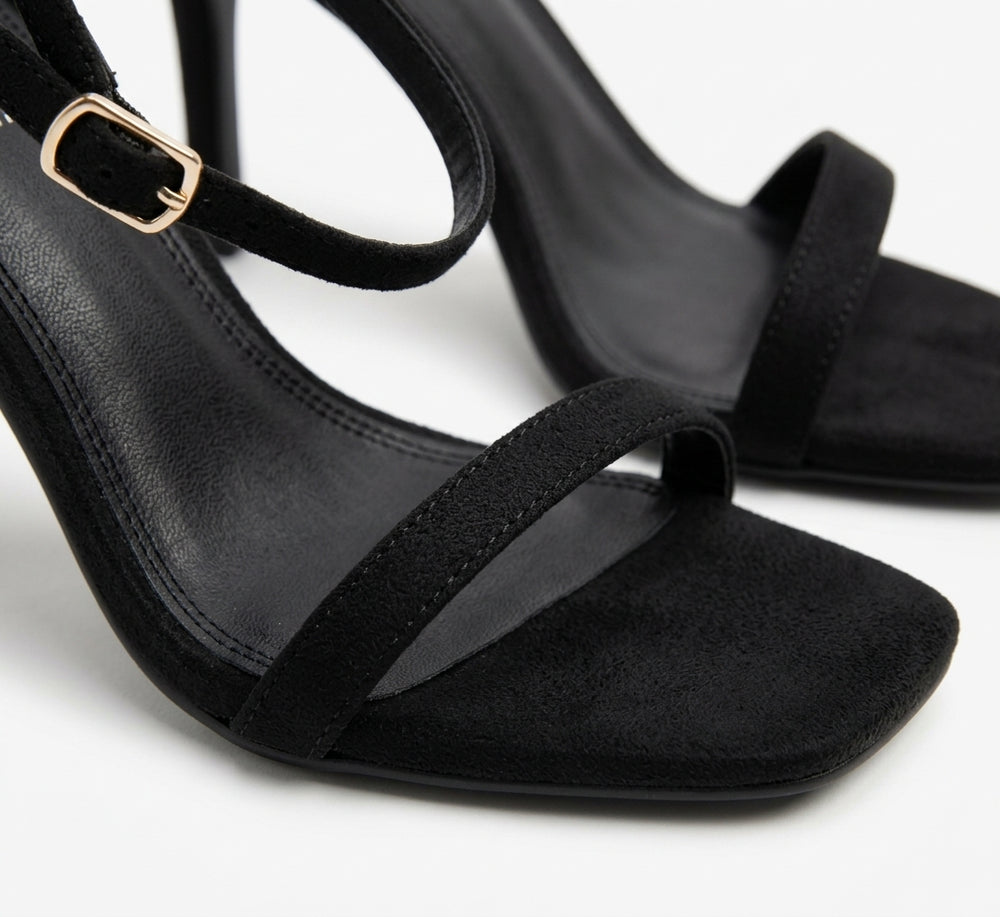 Sandale noire à talons hauts et bride cheville