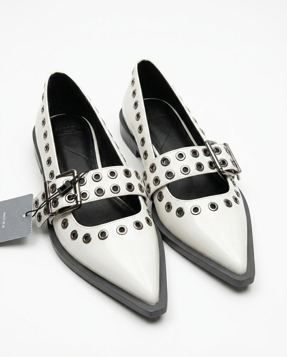 Chaussure plate blanche à œillets et bride à boucle Parfois | KTHSHOP