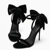 Sandale à talon en velours noir avec nœud Zara