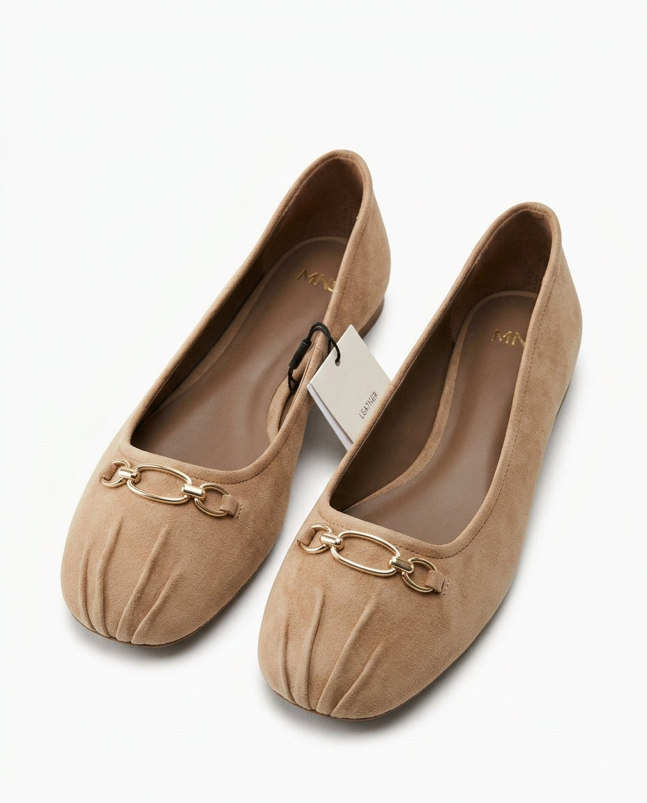 Ballerine Mango en daim beige avec chaîne dorée