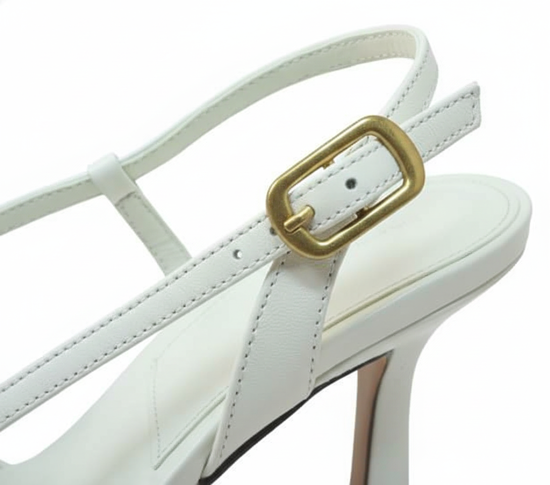 Sandales à talons blanches avec boucle dorée