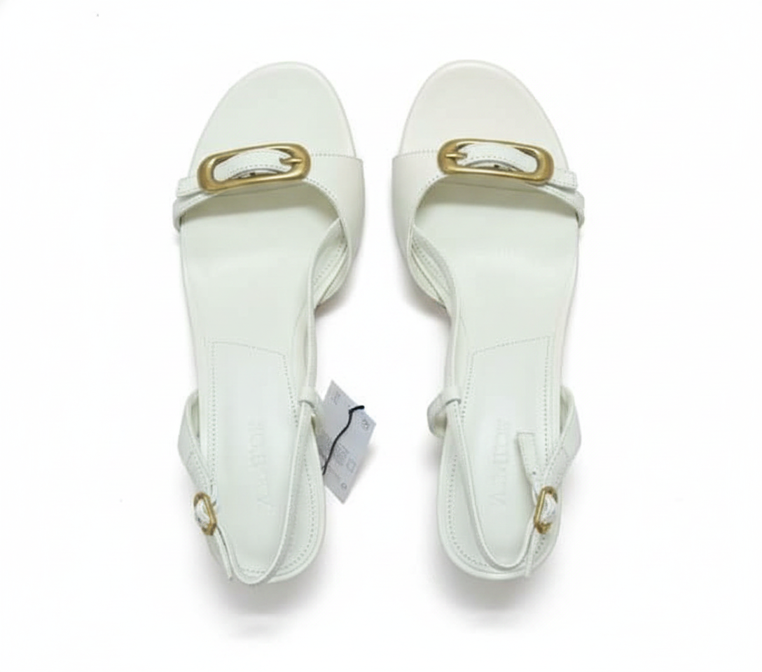 Sandales à talons blanches avec boucle dorée
