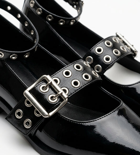 Chaussure noire à bout pointu avec brides à œillets