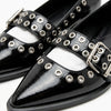 Chaussure pointue noire avec œillets argentés et boucle