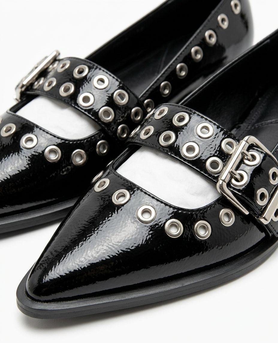 Chaussure pointue noire avec œillets argentés et boucle