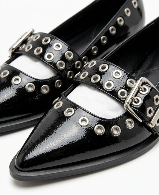 Chaussure pointue noire avec œillets argentés et boucle