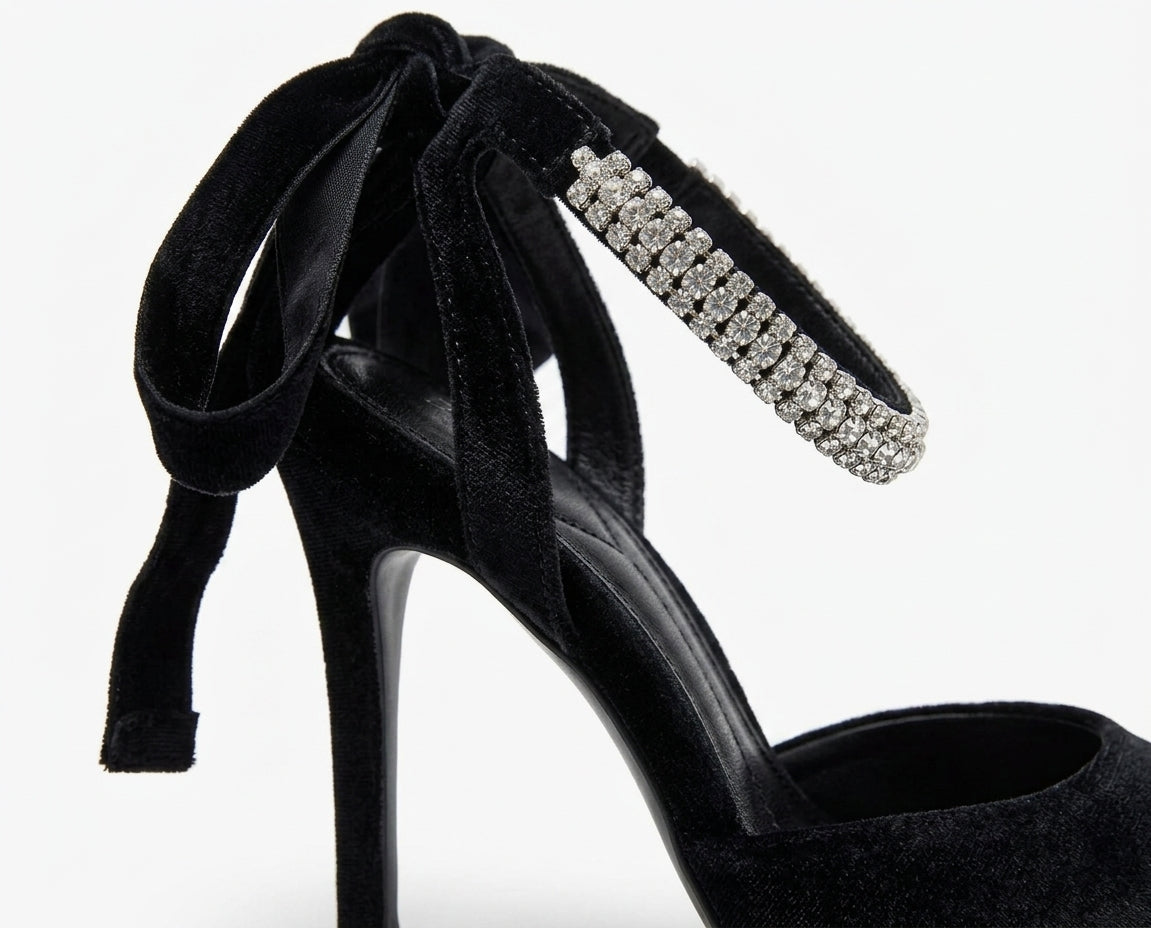 Escarpins noirs à bout pointu avec bride à strass