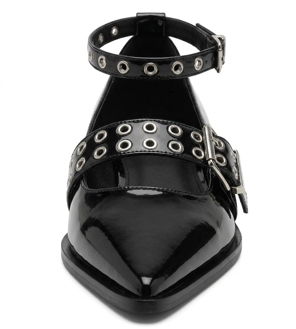 Chaussure noire à bout pointu avec brides à œillets