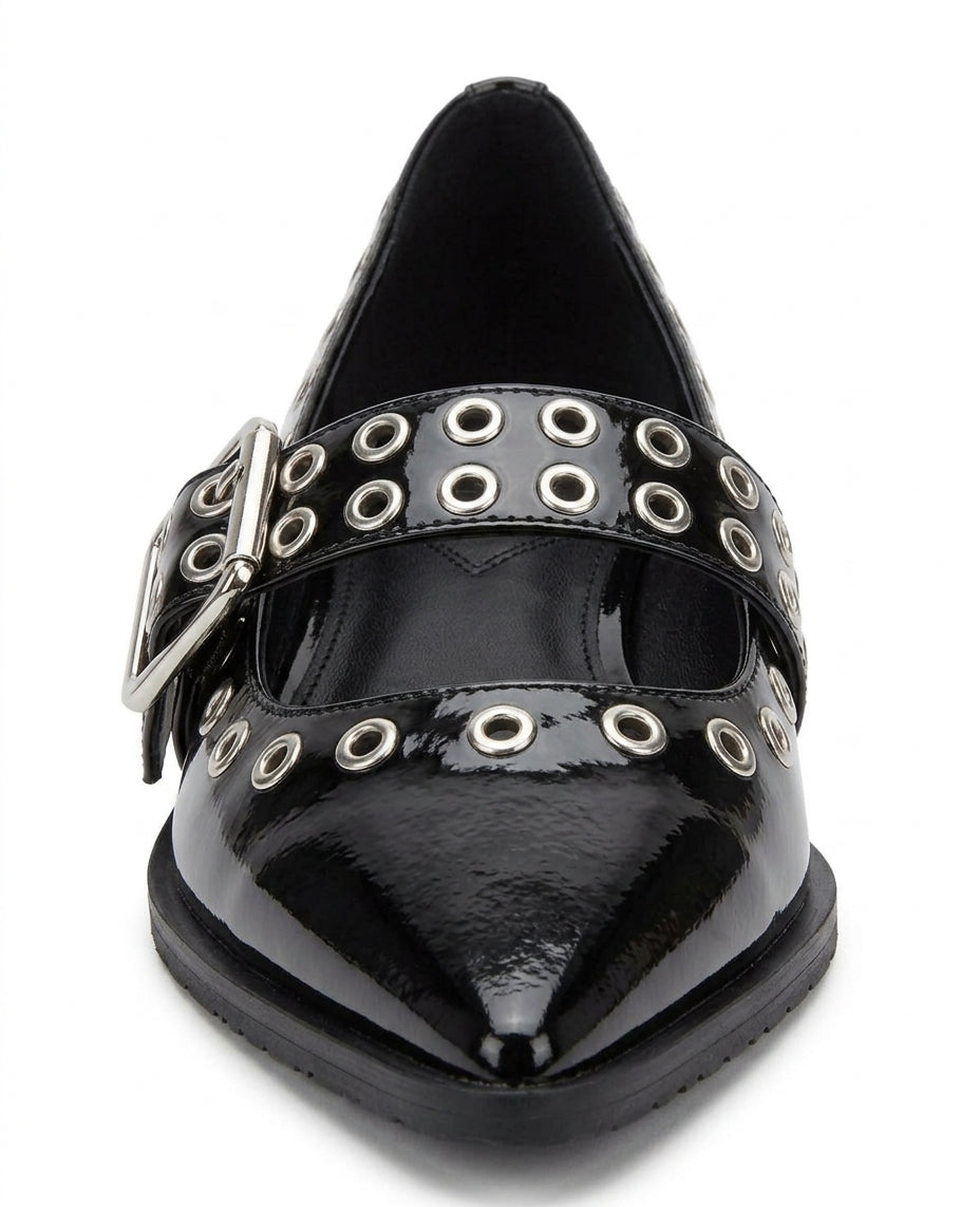 Chaussure pointue noire avec œillets argentés et boucle