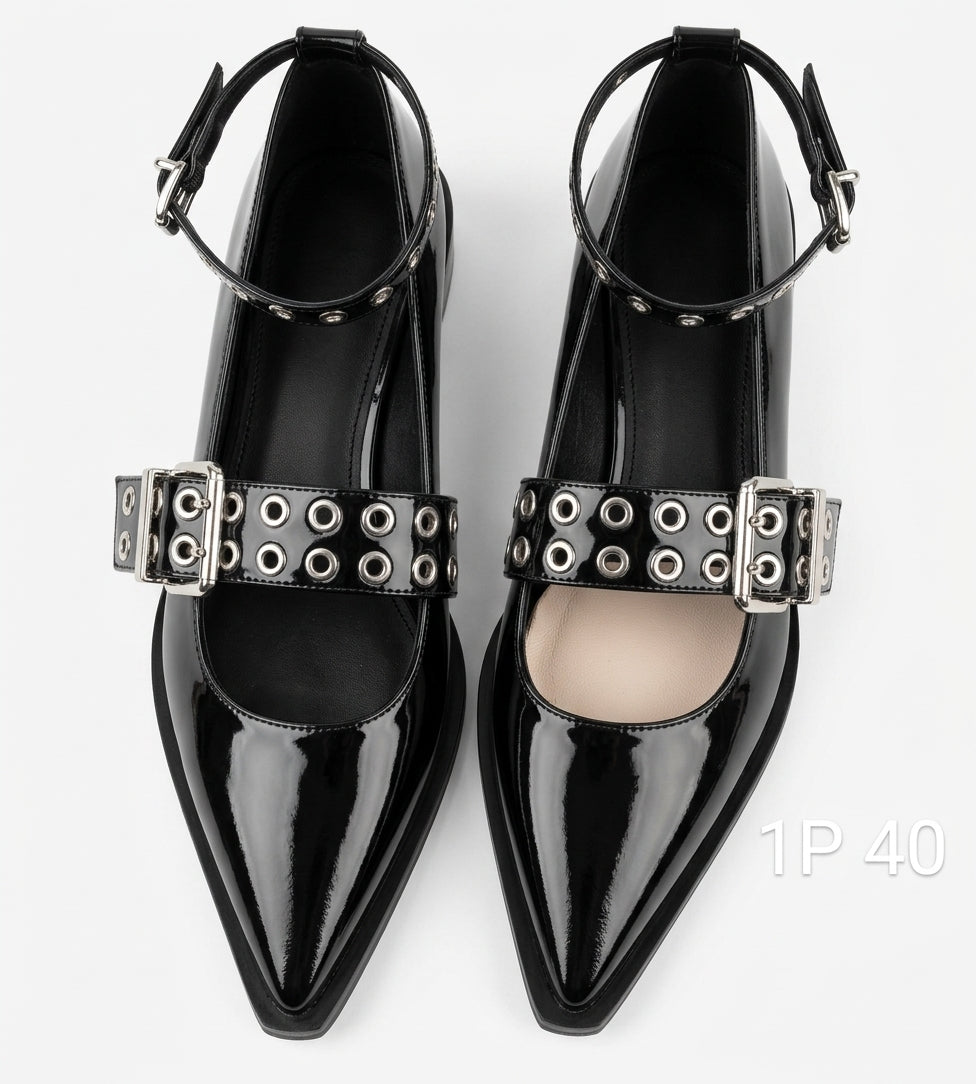 Chaussure noire à bout pointu avec brides à œillets