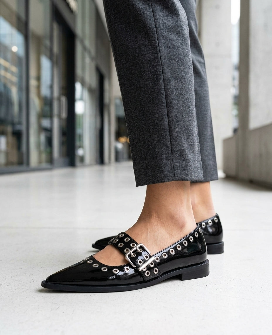 Chaussure pointue noire avec œillets argentés et boucle