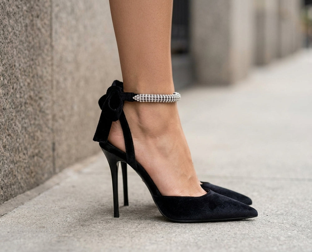 Escarpins noirs à bout pointu avec bride à strass
