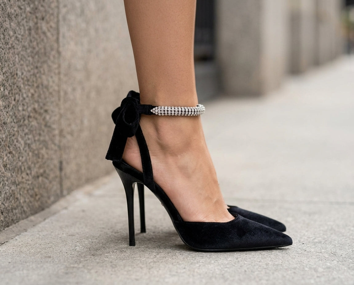 Escarpins noirs à bout pointu avec bride à strass
