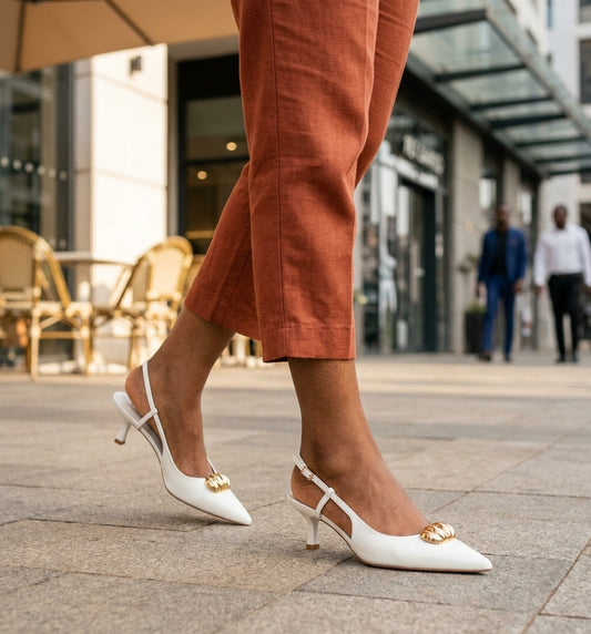 Escarpins blancs à bride arrière avec détail doré MNG