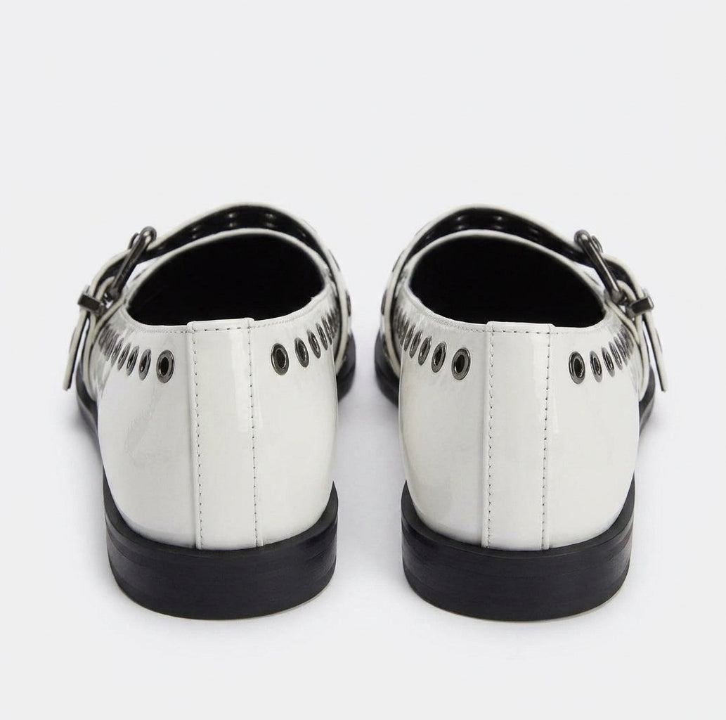 Chaussure pointue noire avec œillets argentés et boucle