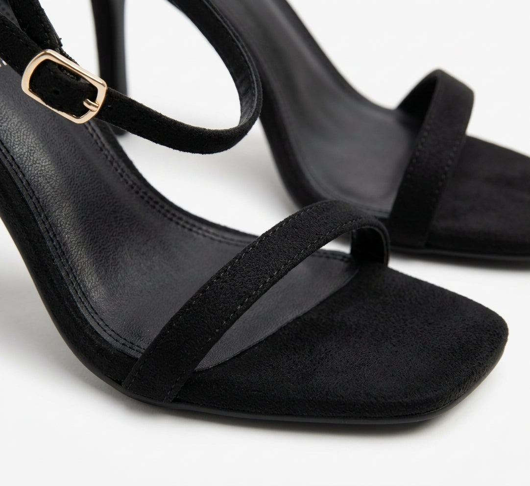 Sandale noire à talons hauts et bride cheville