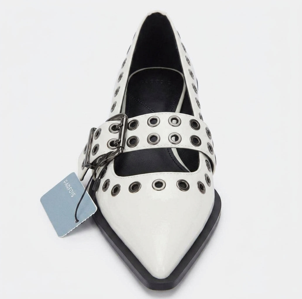 Chaussure pointue noire avec œillets argentés et boucle
