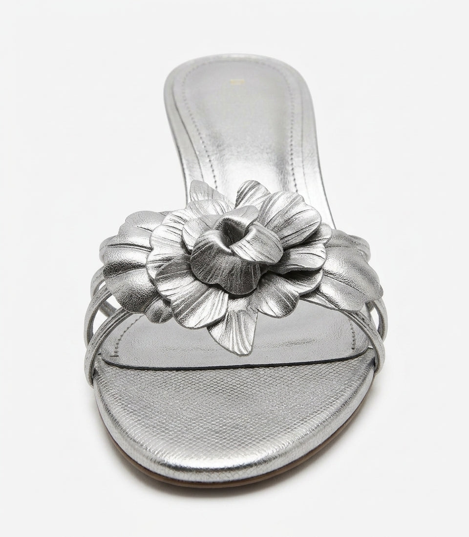 Sandale argentée avec fleur