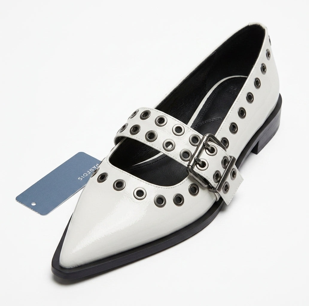 Chaussure pointue noire avec œillets argentés et boucle