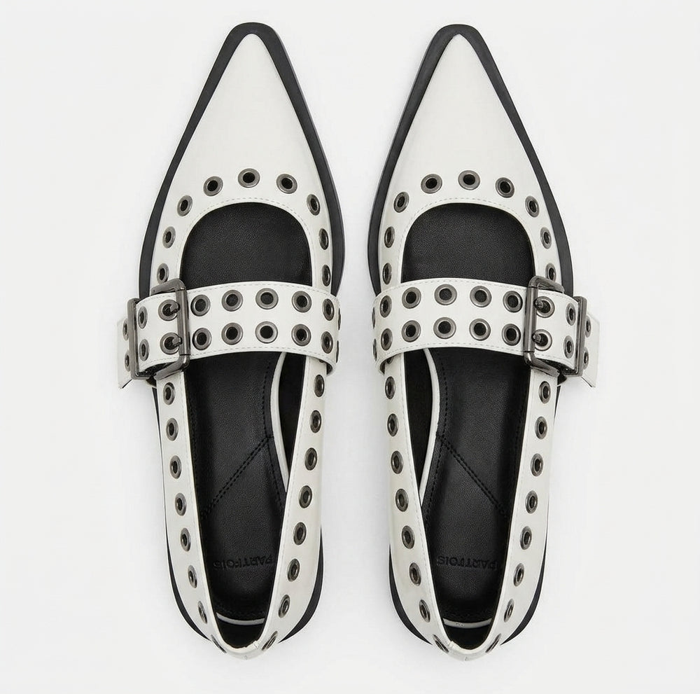 Chaussure pointue noire avec œillets argentés et boucle