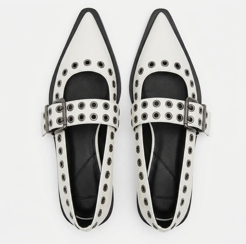 Chaussure pointue noire avec œillets argentés et boucle