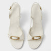 Sandales à talons blanches avec boucle dorée
