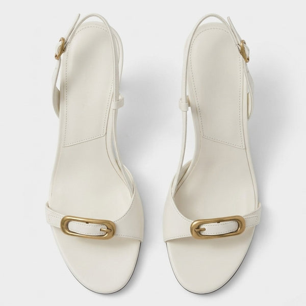 Sandales à talons blanches avec boucle dorée