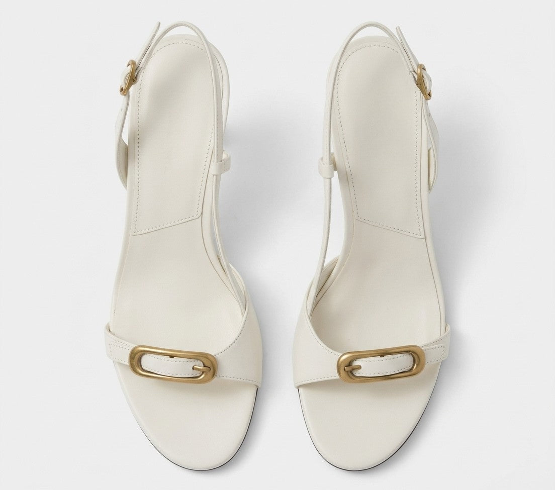 Sandales à talons blanches avec boucle dorée