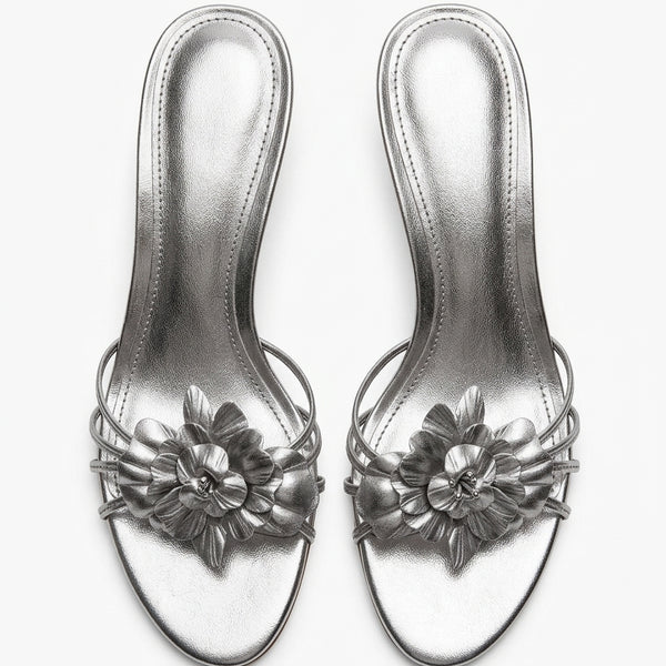 Sandale argentée avec fleur