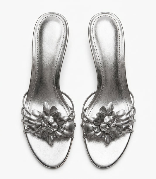 Sandale argentée avec fleur