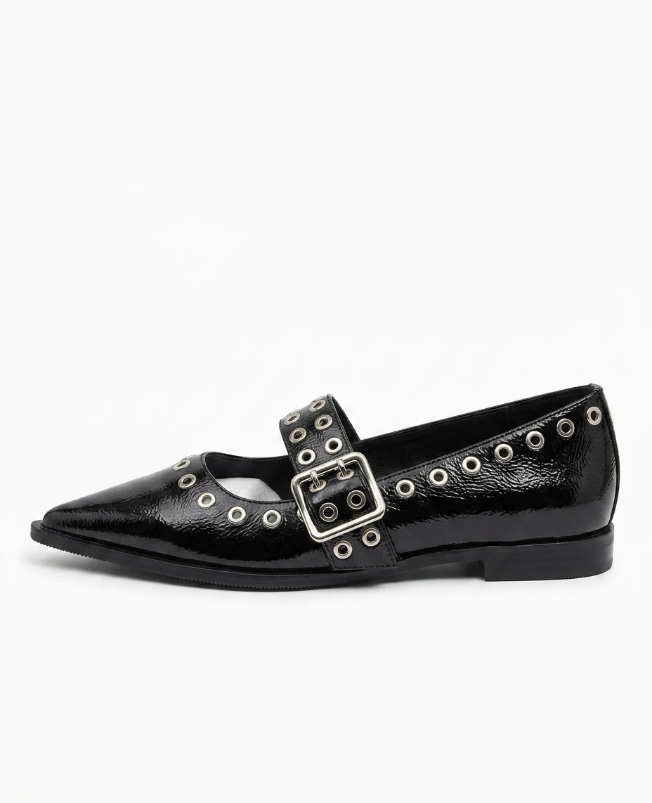 Chaussure pointue noire avec œillets argentés et boucle