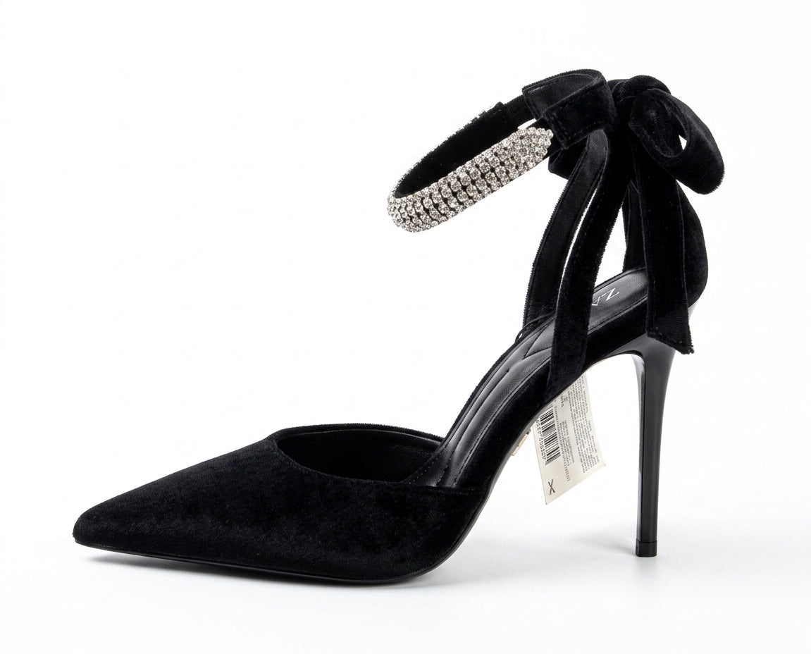 Escarpins noirs à bout pointu avec bride à strass