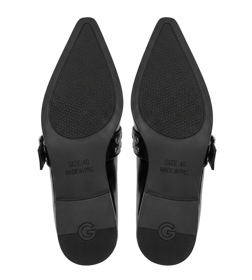 Chaussure noire à bout pointu avec brides à œillets