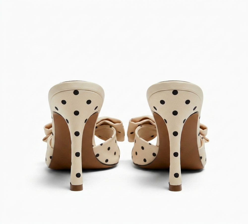 Sandale à talons Zara blanche à pois noirs avec nœud