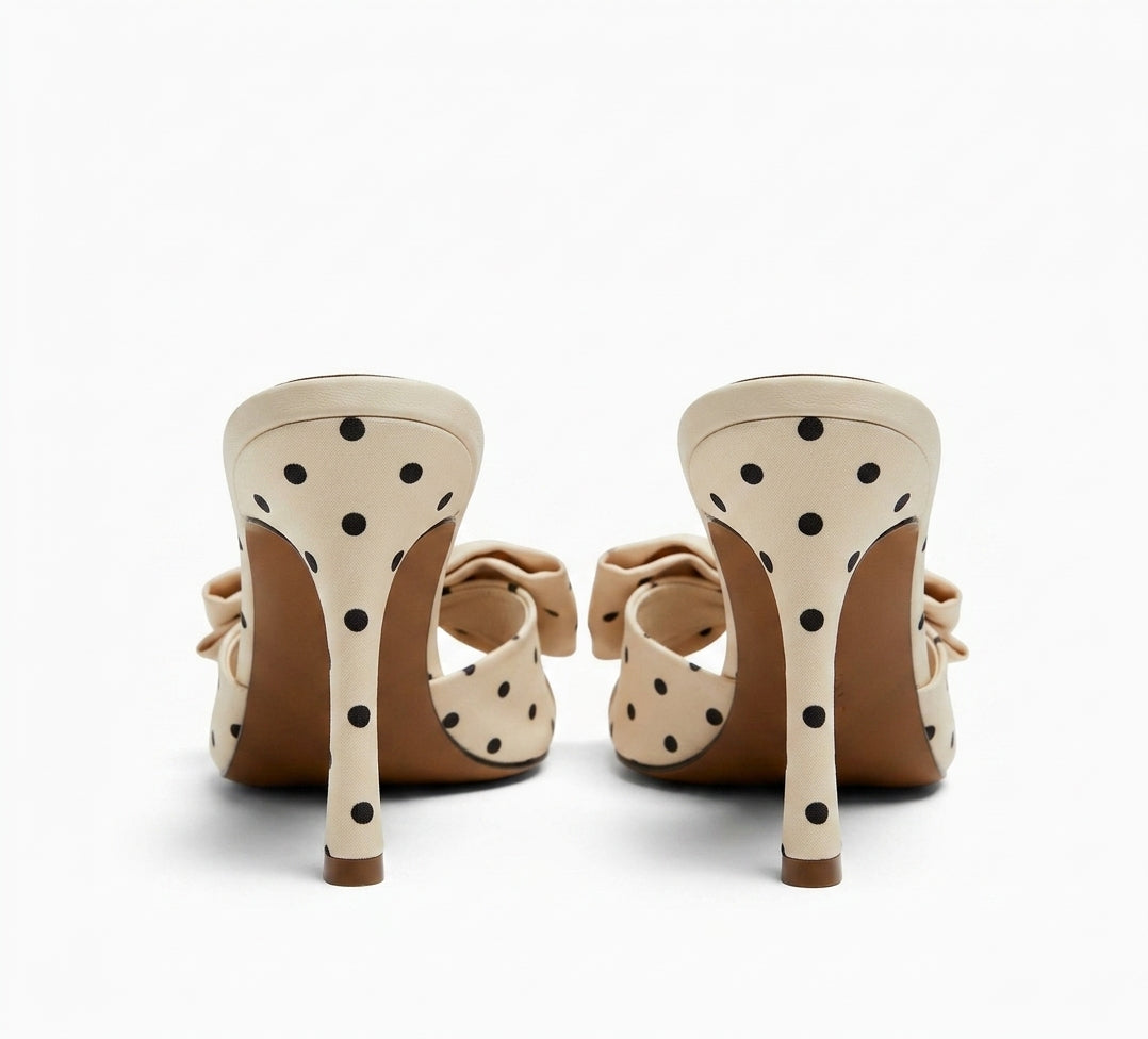 Sandale à talons Zara blanche à pois noirs avec nœud
