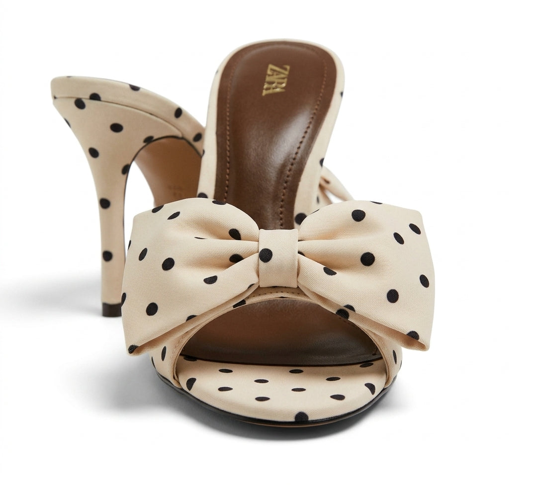 Sandale à talons Zara blanche à pois noirs avec nœud
