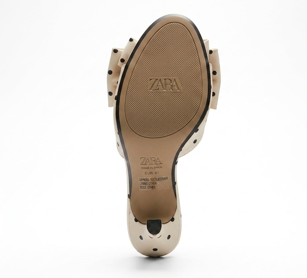 Sandale à talons Zara blanche à pois noirs avec nœud