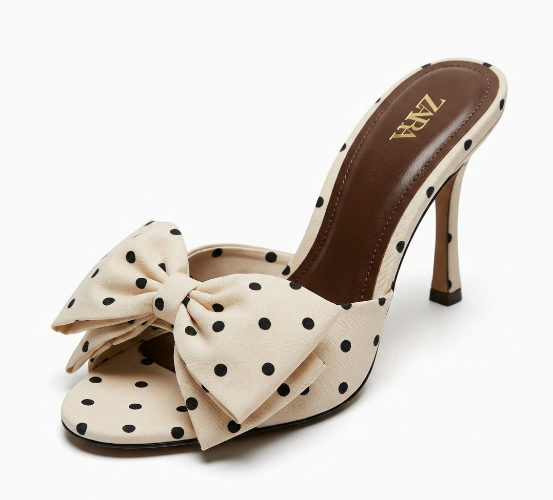 Sandale à talons Zara blanche à pois noirs avec nœud