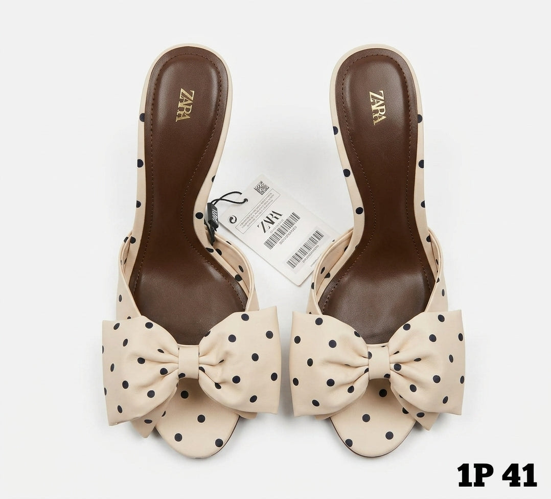 Sandale à talons Zara blanche à pois noirs avec nœud