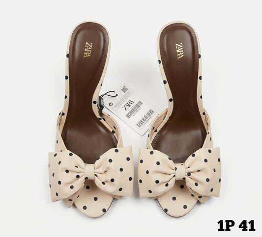 Sandale à talons Zara blanche à pois noirs avec nœud