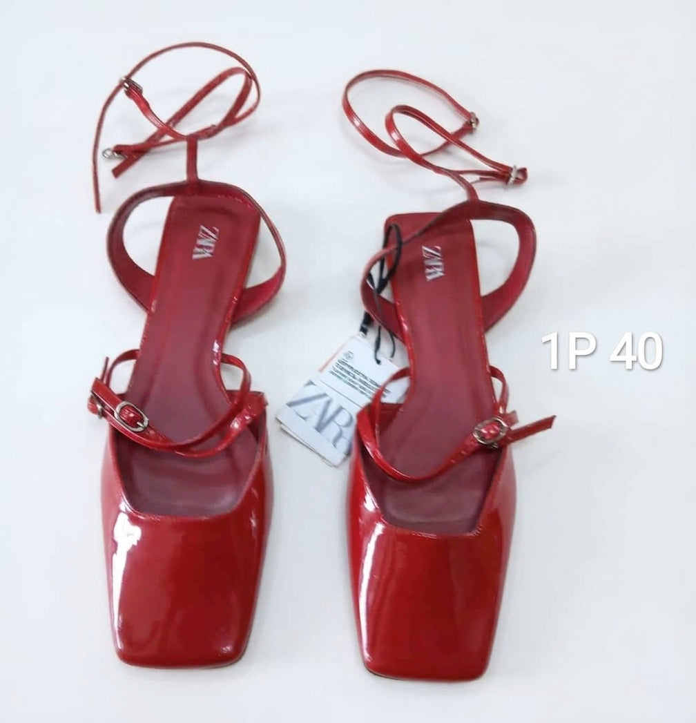 Chaussure plate rouge Zara à bout carré avec brides