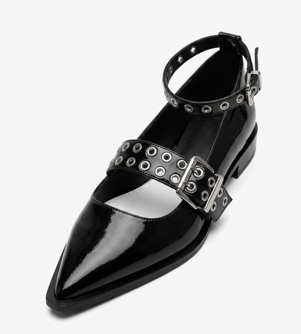 Chaussure noire à bout pointu avec brides à œillets