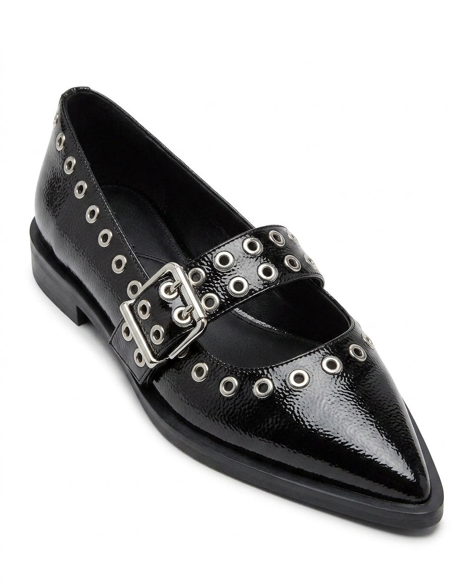 Chaussure pointue noire avec œillets argentés et boucle