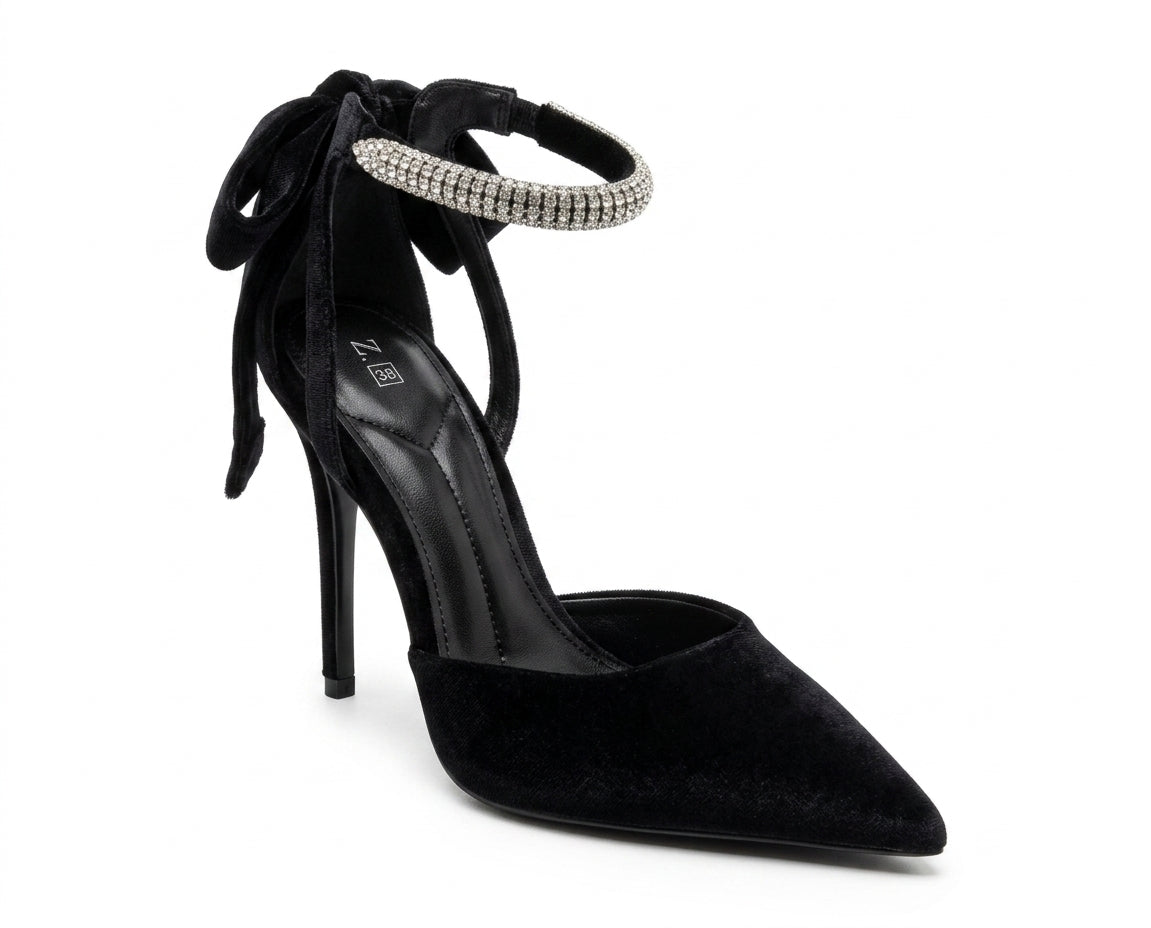 Escarpins noirs à bout pointu avec bride à strass