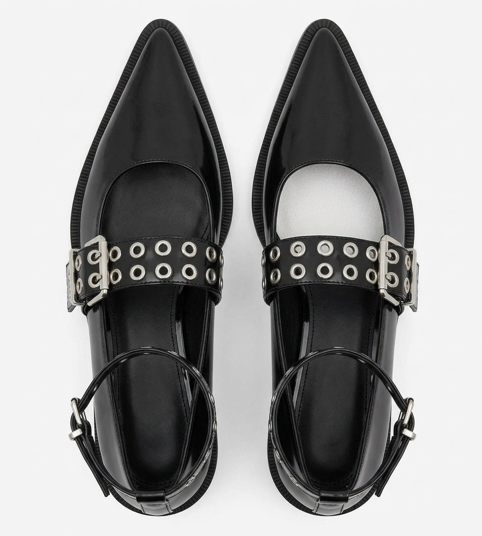 Chaussure noire à bout pointu avec brides à œillets