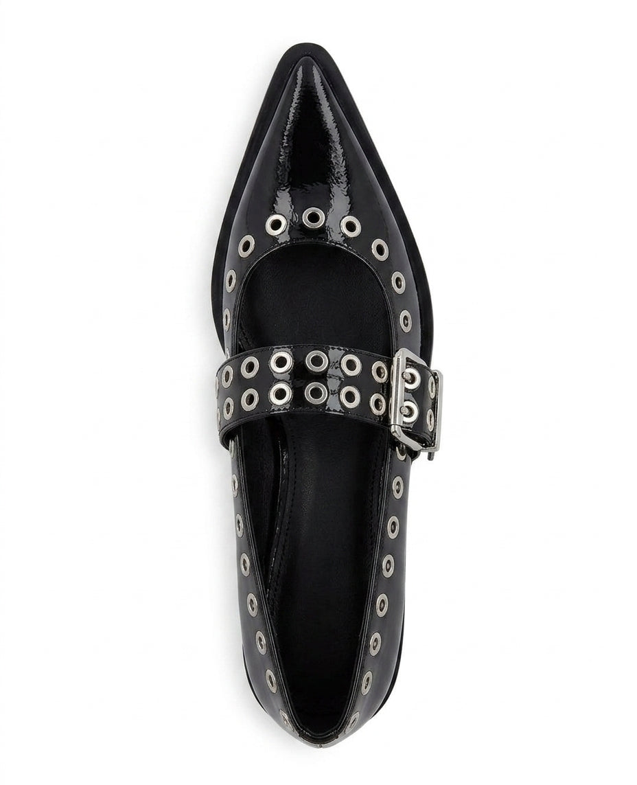 Chaussure pointue noire avec œillets argentés et boucle