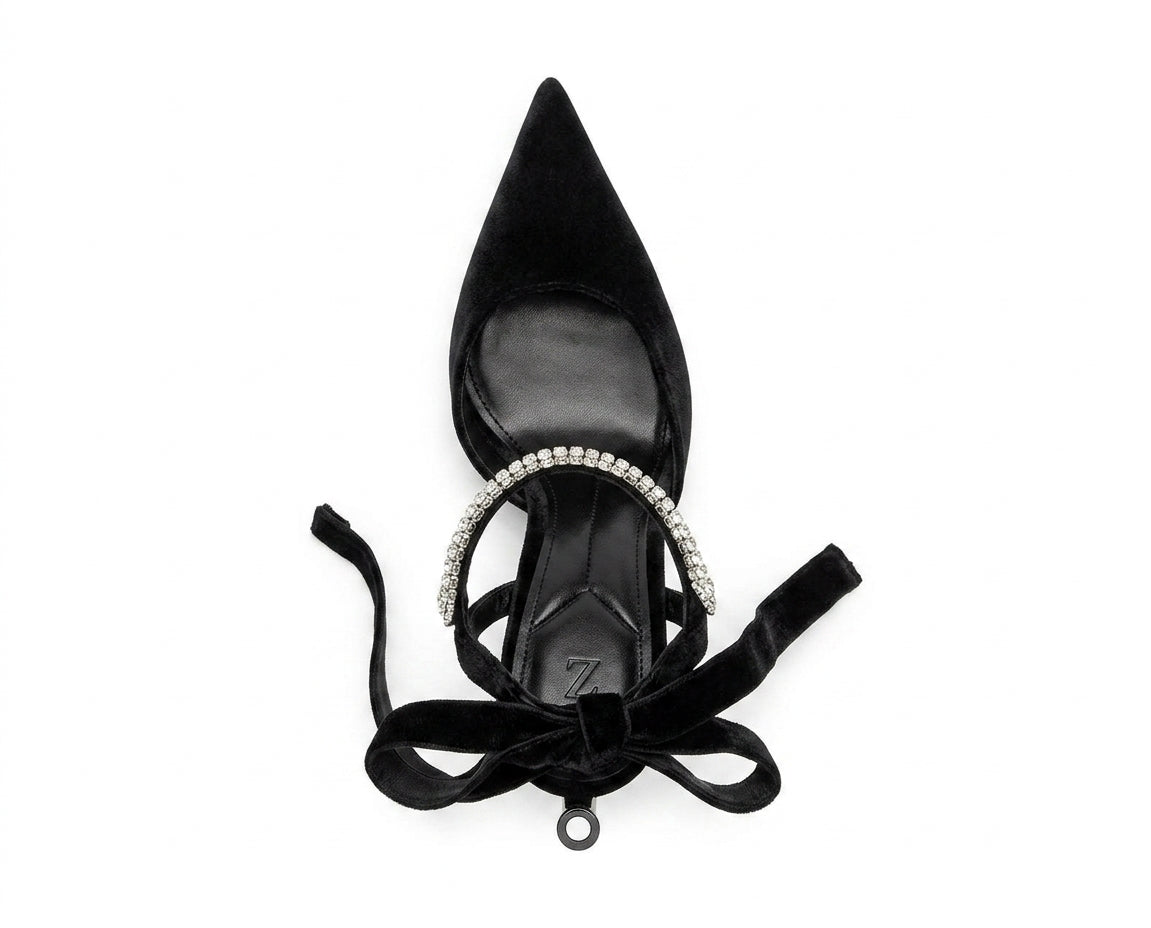 Escarpins noirs à bout pointu avec bride à strass